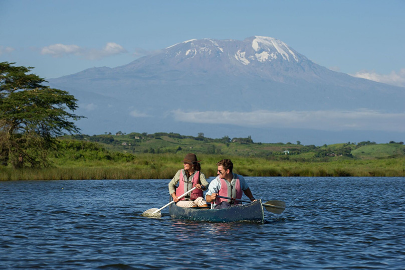 Canoë sur le lac Momella, Kilimandjaro en arrière-plan